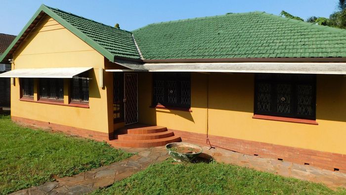 Umbilo House For Sale: 3 Bedrooms, Pool, Staff Room, 3 Living Rooms.