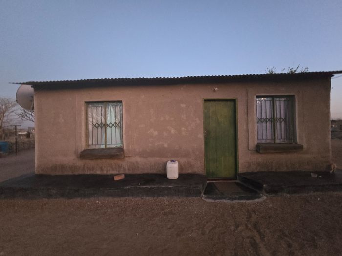 2-Bedroom House for Sale in Seshego with Spacious Yard and Equipped Kitchen.