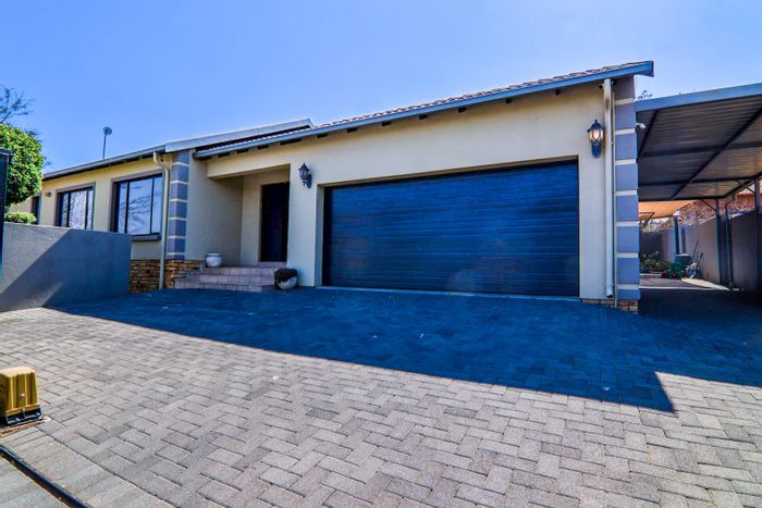 For Sale: House in Amberfield with pool, study, solar system, and double garage.