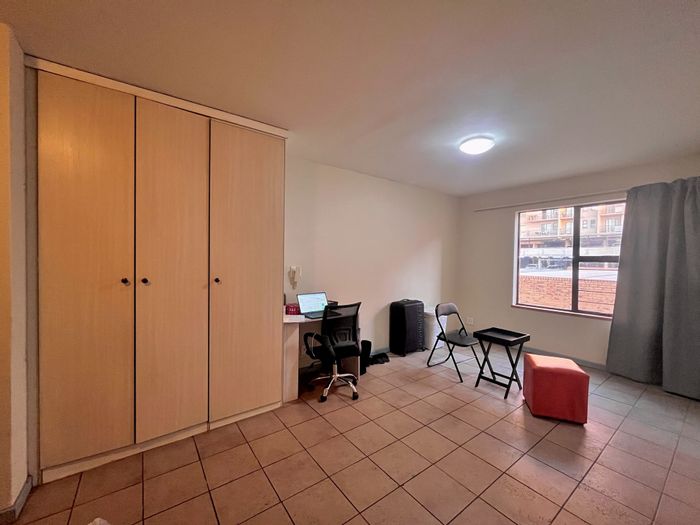 Bachelor Apartment For Sale in Hatfield: Open plan, secure, near amenities.