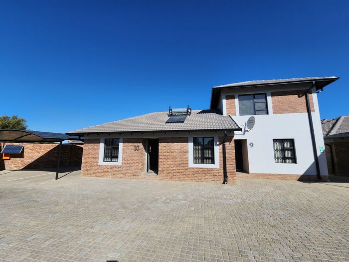 2-bedroom apartment in Suidheuwel, secure complex, solar geyser, prepaid utilities. To Rent.