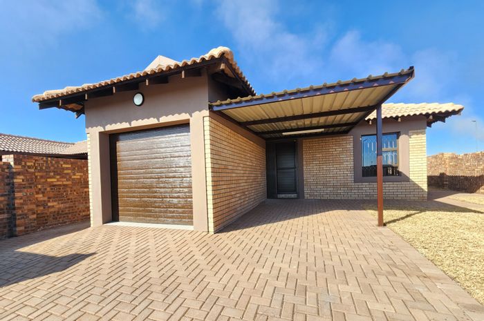 2-bedroom house to rent in Suidheuwel with garage, solar geyser, and pet-friendly.