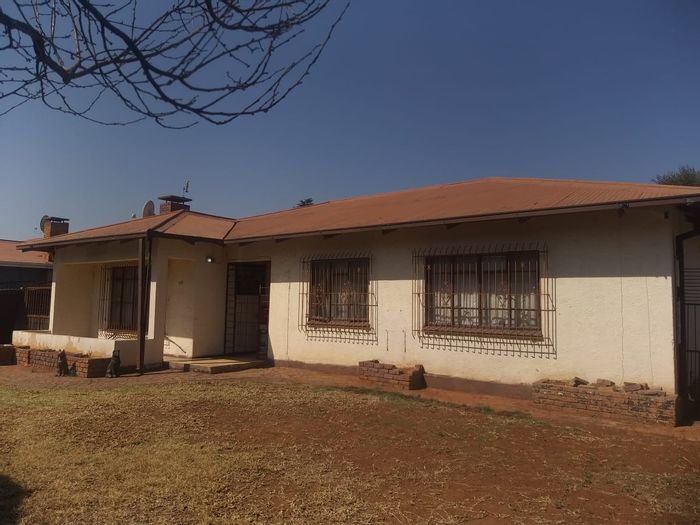 3-Bedroom House For Sale in Vanderbijlpark Cw 1, near schools and shopping.