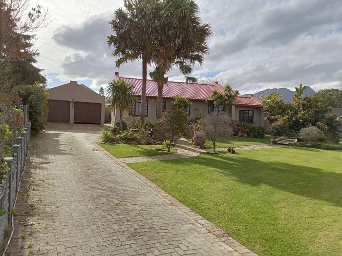 Three-bedroom house in Bos En Dal, pet-friendly, with double garage and braai area.