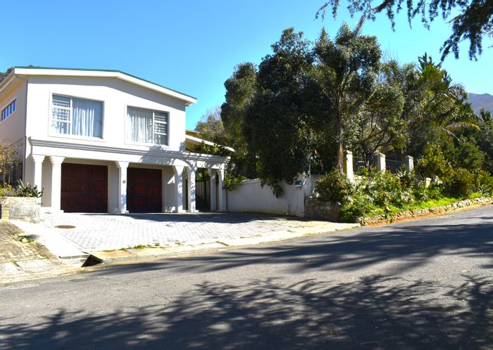 For Sale: Spacious House in Villiersdorp Central with flat, garages, and borehole.