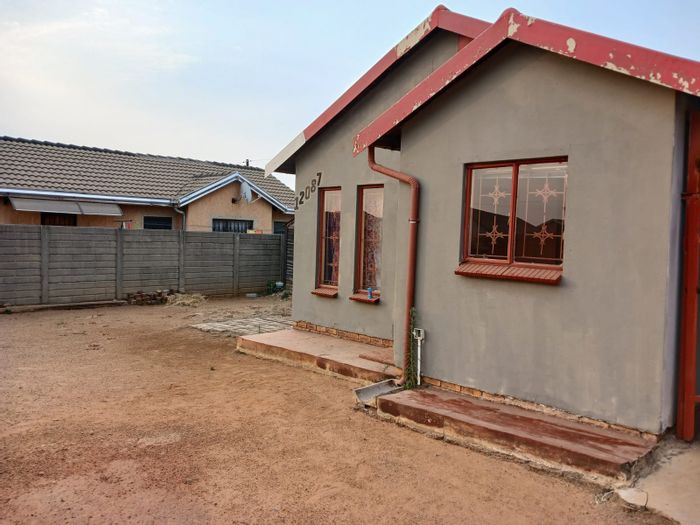 For Sale: House in Mabopane Central with large yard, secure access, near schools.