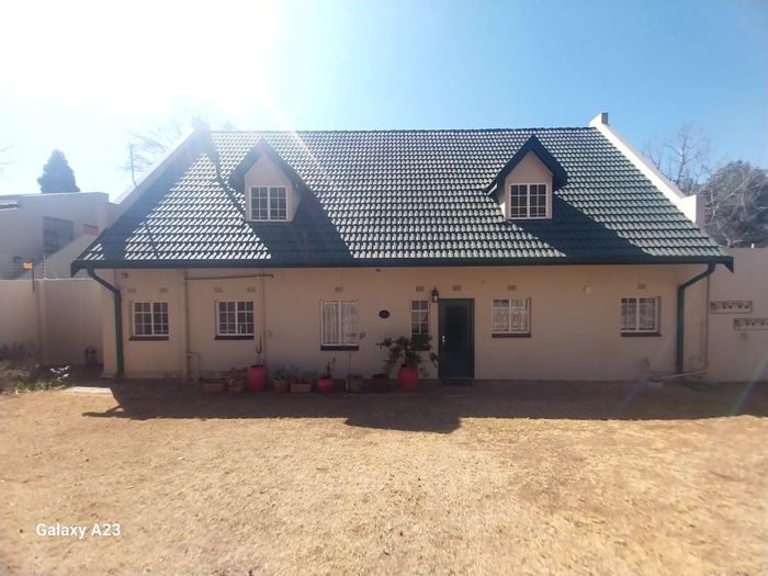 For Sale: House in Paulshof with pool, garden, inverter, and staff accommodation.