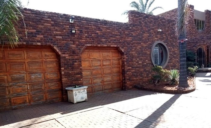 Spacious Sterpark house for sale with pool, Lapa, study, and double garage.