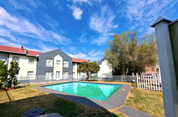 Die Hoewes Apartment For Sale: 2 Bedrooms, pool, braai area, 24h security.