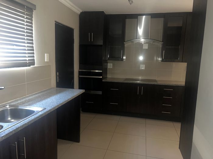 House for Sale in Amandasig Ext 3: 3 beds, office, braai area, mini bar.