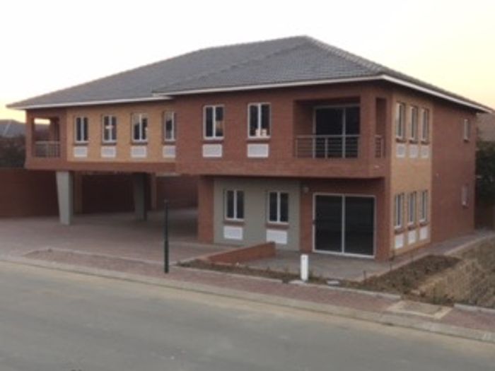 To Rent: 365m² Office in Maroeladal with parking, kitchen, and private offices.