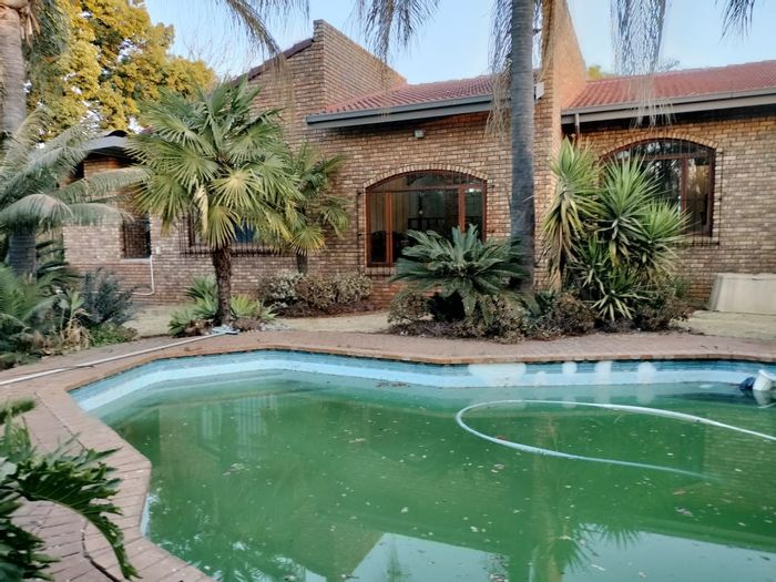 Zwartkop House To Rent: 4 beds, pool, braai area, pet-friendly, secure location.