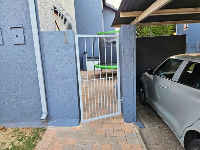 Glen Marais Apartment For Sale: 2 Bedrooms, parking, garden services, close to amenities.