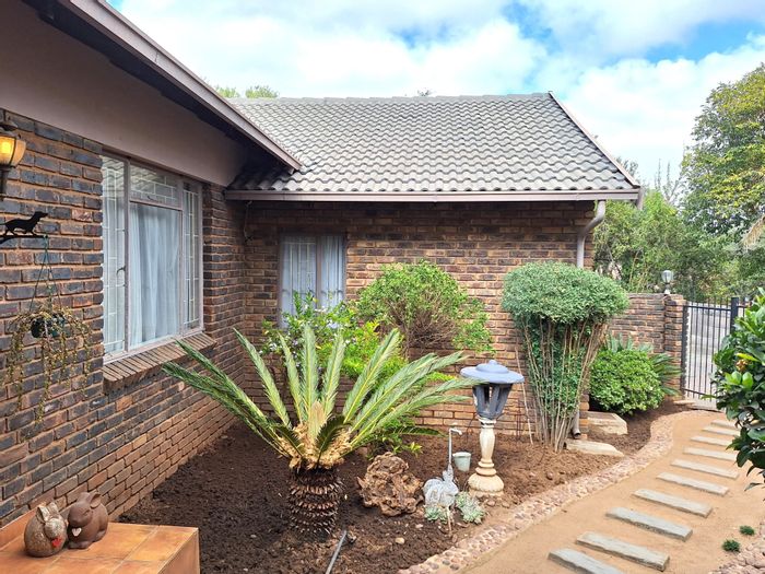 Rooihuiskraal House For Sale: 3 bedrooms, borehole, motorized gates, no-load-shedding.