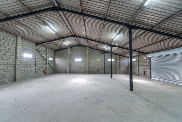 Walmer Office For Sale: 1126sqm with warehouse, security features, and ample parking.