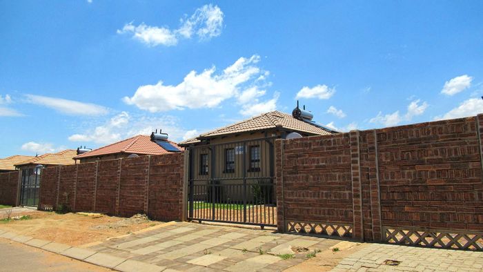 For Sale: House in Protea Glen with 2 Bedrooms, Flatlet, Open Plan Kitchen.