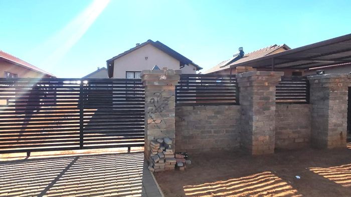 For Sale: House in Soshanguve East with 3 Bedrooms, Carport, and Living Room.