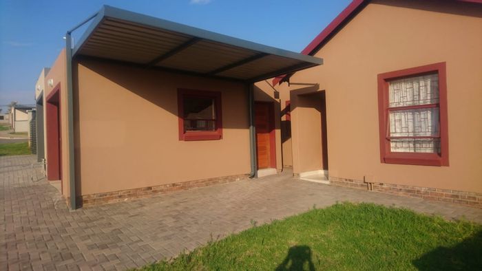 Kosmosdal Townhouse For Sale: 3 beds, secure estate, open-plan living, garage.