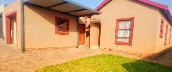 Kosmosdal Townhouse For Sale: 3 beds, secure estate, open-plan living, garage.