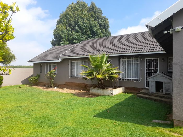 Versatile house with granny flat, pool, and entertainment gazebo in Esther Park. To Rent.