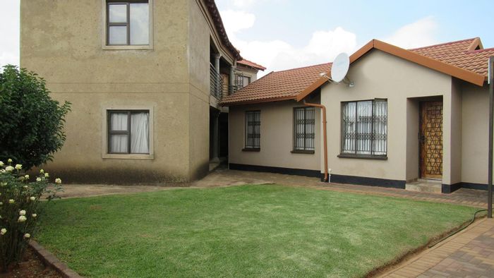 For Sale: House in Protea Glen Ext 12 with 3 beds, flatlet, and parking.