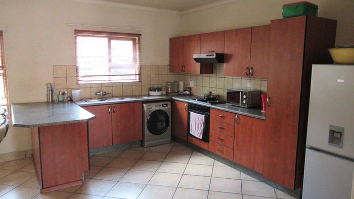 Vaalpark Apartment For Sale: 3 Bedrooms, 2 Bathrooms, Lounge, Dining Room, Car Port.