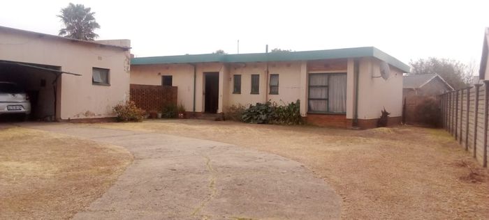 Vanderbijlpark CE 5 House For Sale: 3 Bedrooms, double garage, close to amenities.