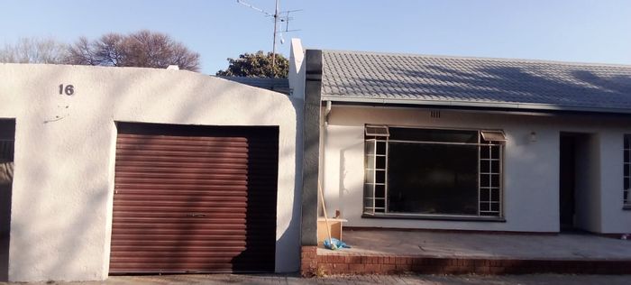 For Sale: House in Vanderbijlpark SE 6 with pool, flat, and open plan living.