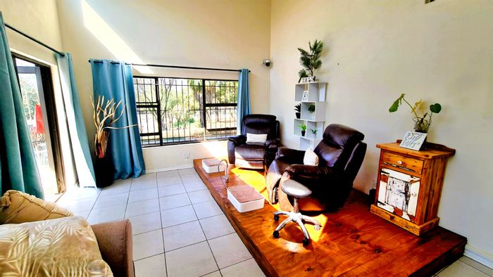 House to Rent in Mnandi: Versatile office space with air-conditioning and solar energy.