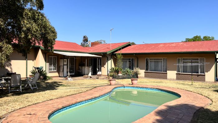 Kilner Park House For Sale: 3 beds, flat, pool, ample parking, great security.