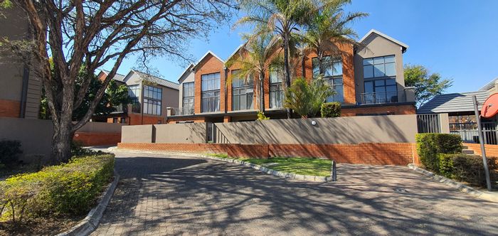 Darrenwood Townhouse For Sale: 2 beds, garden, pool, security, prepaid electricity.