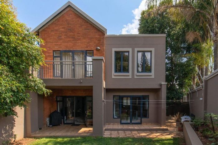 Darrenwood Townhouse For Sale: 2 beds, garden, pool, 24-hour security.