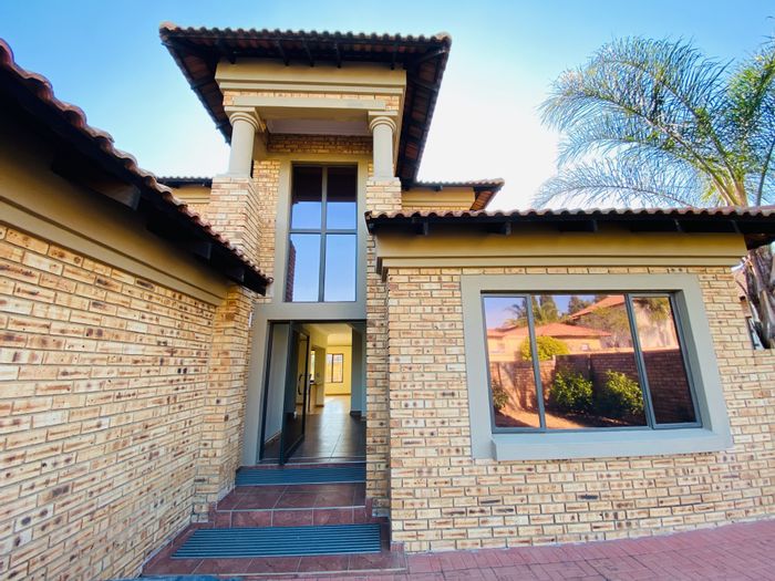 For Sale: House in Amberfield Manor with 3 beds, study, braai room, double garage.