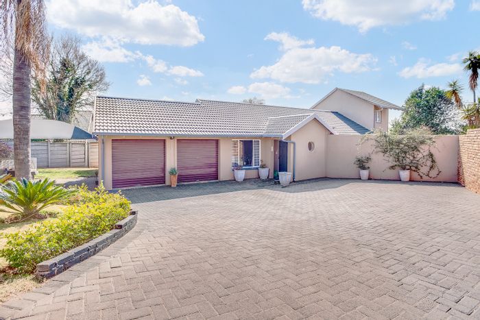 For Sale: House in Rant En Dal with open-plan living, boma, and double garage.