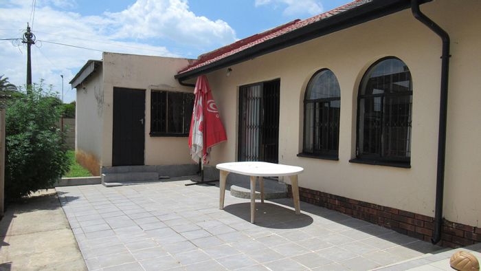 For Sale: House in Zakariyya Park with 3 beds, 2 baths, and ample parking.