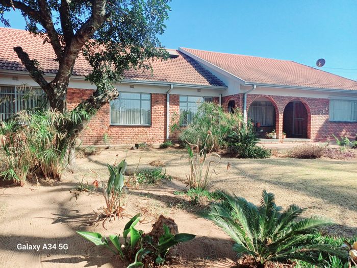 For Sale: House in Modimolle Central with pool, granny flat, and triple garage.