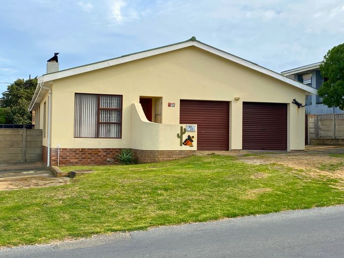 De Kelders House For Sale: 3 beds, study, double garage, near beach and restaurants.