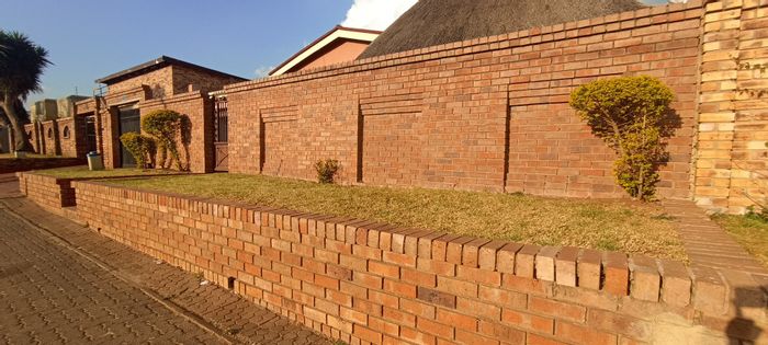 Eldorado Park House For Sale: 3 Bedrooms, veggie garden, lapa, tandem garage.