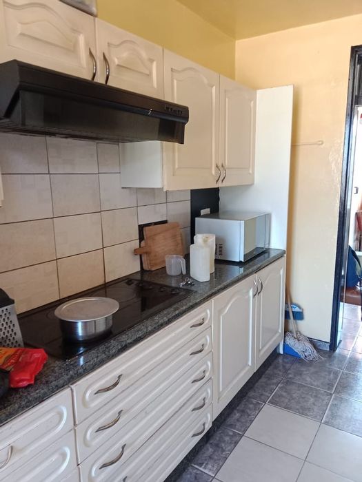 Eldorado Park Apartment For Sale: 1-room bachelor, equipped kitchen, low-maintenance living.