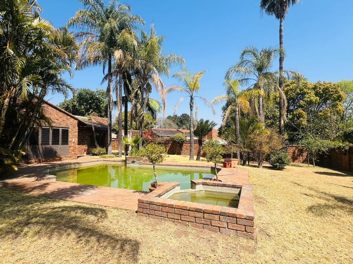 Douglasdale House For Sale: Spacious layout, pool, security cameras, and double garage.