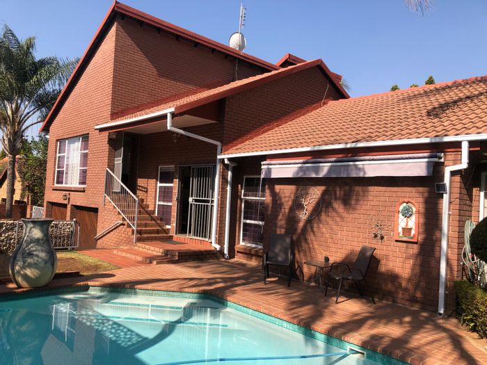 For Sale: House in Moreleta Park with pool, study, and domestic quarters.