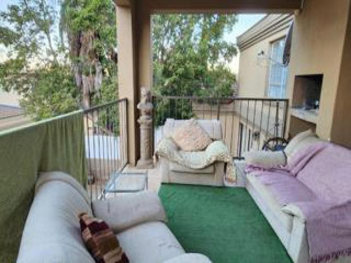 For Sale: Baysvalley Townhouse with 3 Bedrooms, 2 Bathrooms, Lounge, and Dining Room.