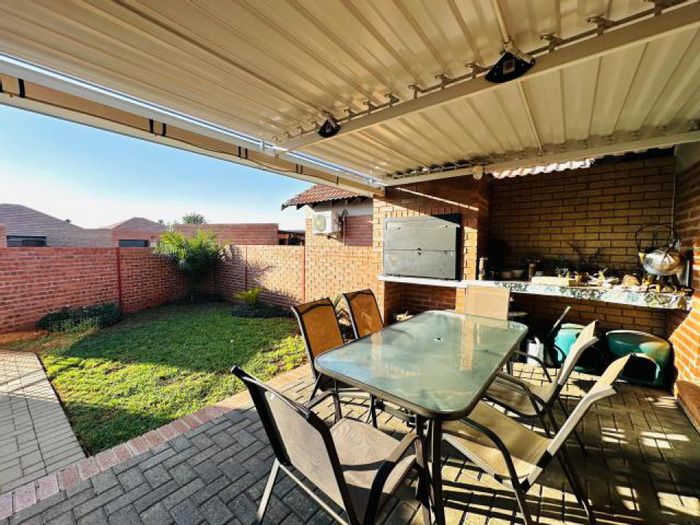 Spitskop Townhouse For Sale: 2 Bedrooms, Garage, Lounge, Dining Room, Kitchen.