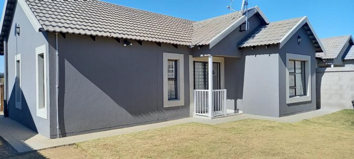 Heidedal Townhouse For Sale: 3 Bedrooms, 2 Bathrooms, Lounge, Dining Room, Kitchen.