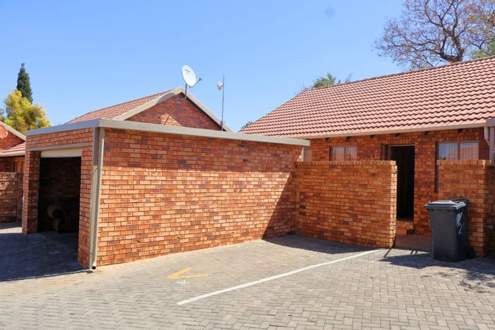 Die Hoewes Townhouse For Sale: 2 beds, garden, double garage, 24-hour security.