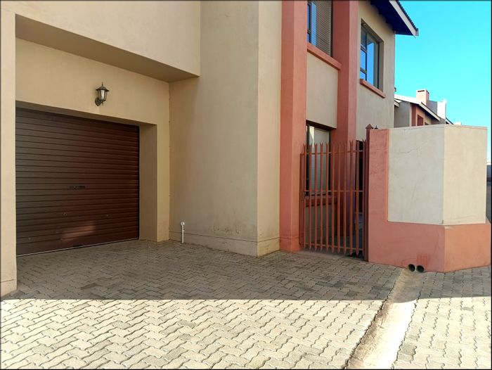 Eagles Crest Townhouse For Sale: 3 bedrooms, en-suites, patio, garage, prime location.