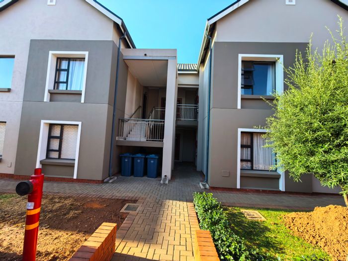 For Sale: Townhouse in Louwlardia with 3 bedrooms, double garage, and balcony.