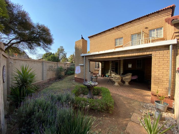 Queenswood Townhouse For Sale: 3 Bedrooms, Pool, Private Garden, Balconies, 2 Garages.