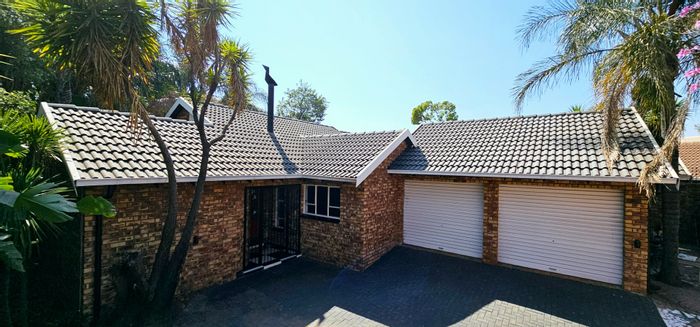 Moreleta Park Duet For Sale: 3 Bedrooms, garden, braai area, study, security system.