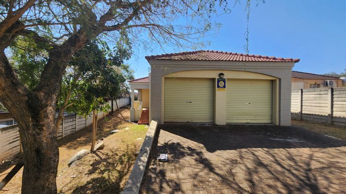 House for Sale in Stonehenge: 3 beds, 2 baths, student accommodation potential.